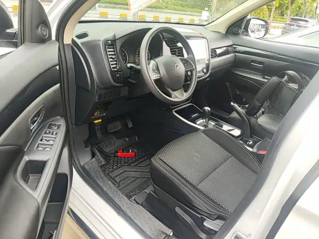 Mitsubishi Outlander — Фото автомобиля 15