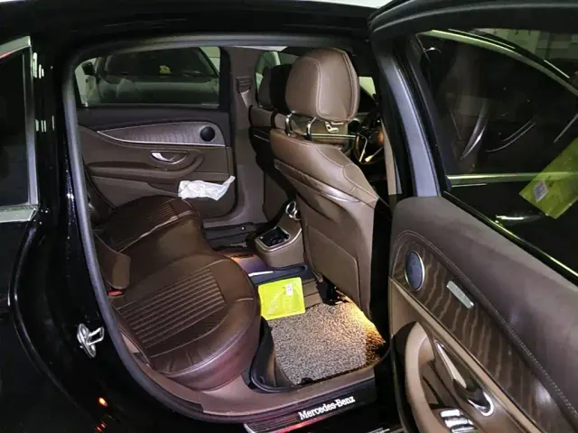 Mercedes-Benz E-Class — Фото автомобиля 11