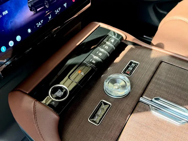 Lincoln Navigator — Фото автомобиля 11