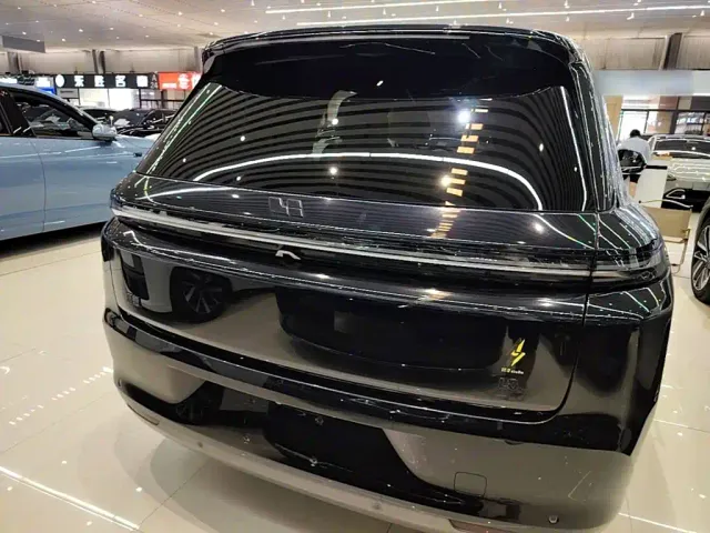 Li Auto L8 — Фото автомобиля 5