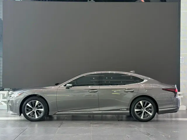 Lexus LS — Фото автомобиля 3