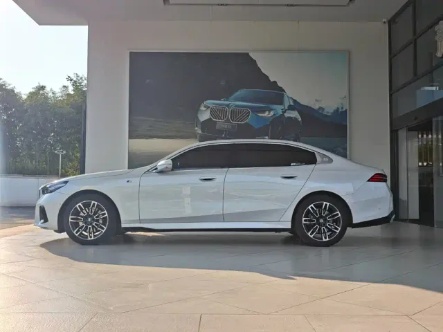 BMW 5 Series — Фото автомобиля 4