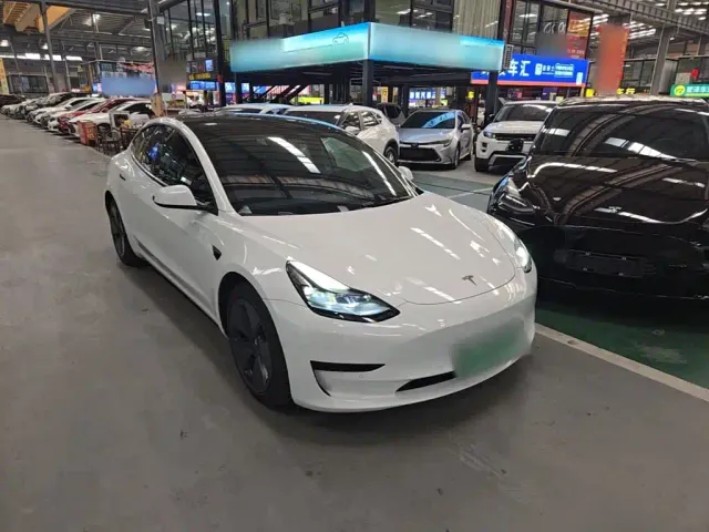 Tesla Model 3 — Фото автомобиля 3