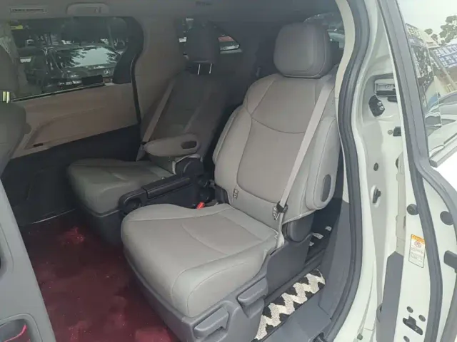 Toyota Sienna — Фото автомобиля 16