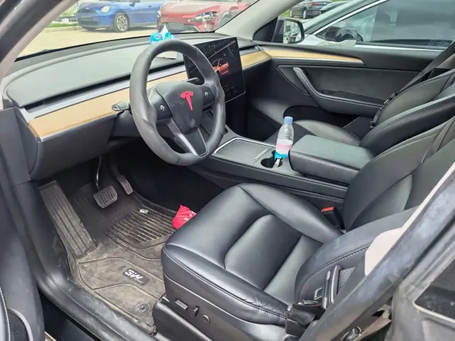 Tesla Model Y — Фото автомобиля 3