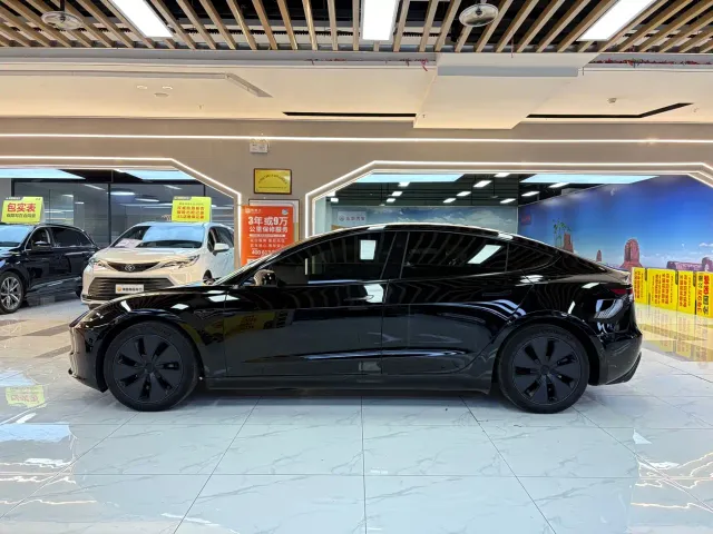 Tesla Model 3 — Фото автомобиля 2