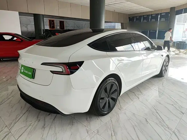 Tesla Model 3 — Фото автомобиля 6