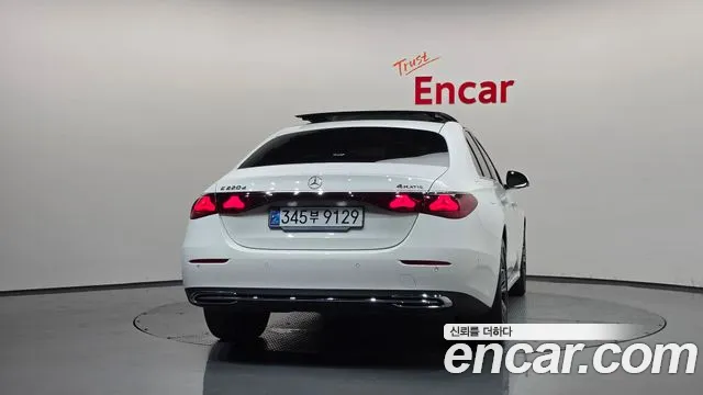 Mercedes-Benz E-Class — Фото автомобиля 4