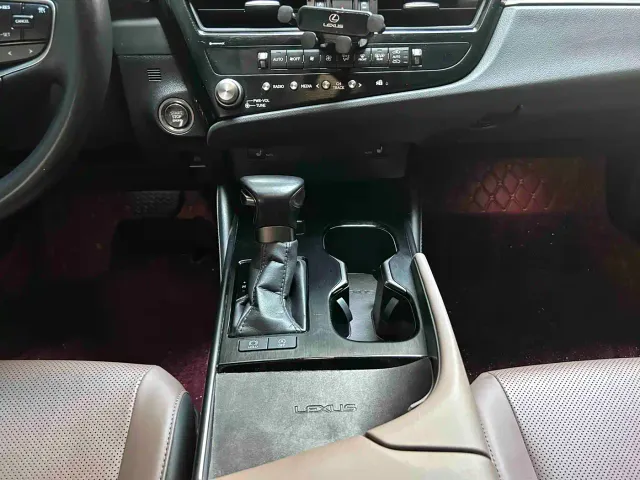 Lexus ES — Фото автомобиля 11