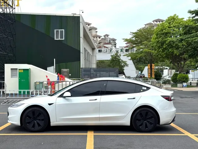 Tesla Model 3 — Фото автомобиля 4