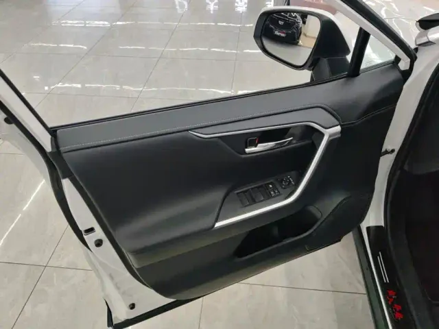 Toyota RAV4 — Фото автомобиля 7