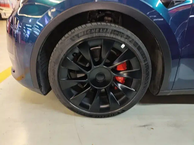Tesla Model Y — Фото автомобиля 22
