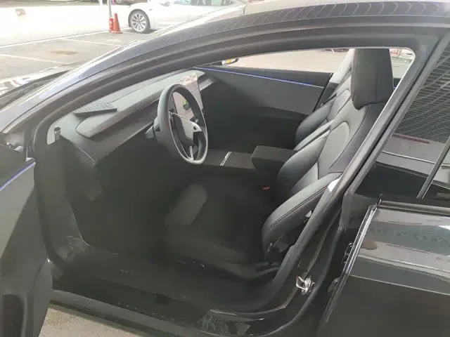 Tesla Model 3 — Фото автомобиля 5
