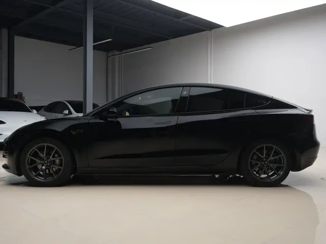 Tesla Model 3 — Фото автомобиля 3