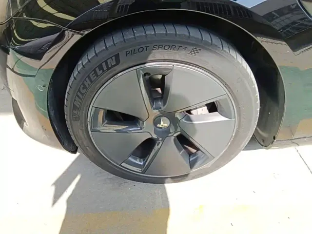 Tesla Model 3 — Фото автомобиля 22