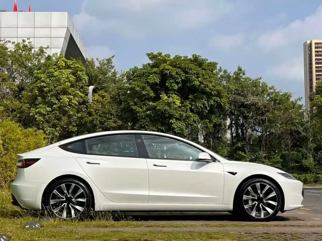 Tesla Model 3 — Фото автомобиля 4