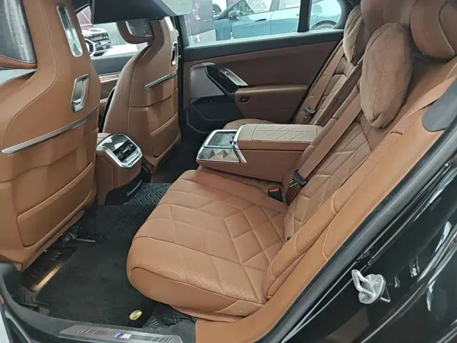 BMW i7 — Фото автомобиля 16