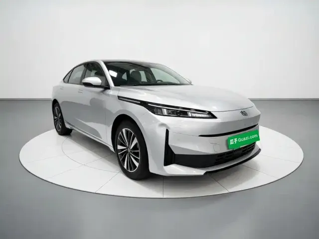 Changan Qiyuan A05 — Фото автомобиля 3