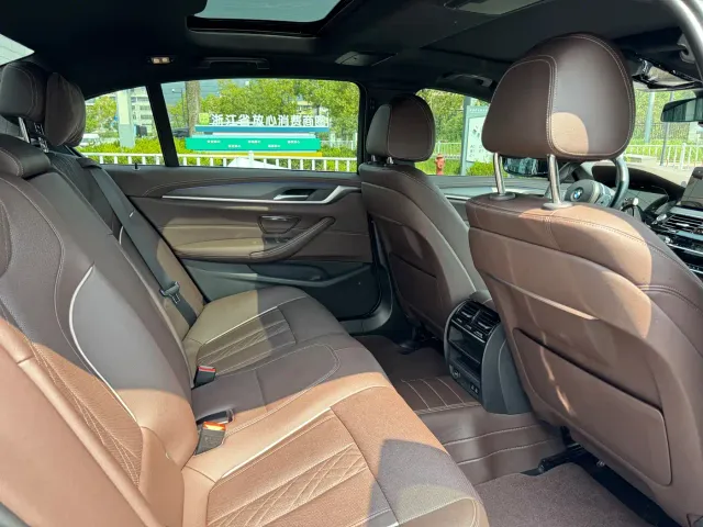 BMW 5 Series — Фото автомобиля 11