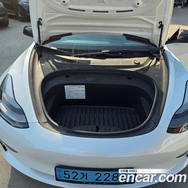 Tesla Model 3 — Фото автомобиля 17