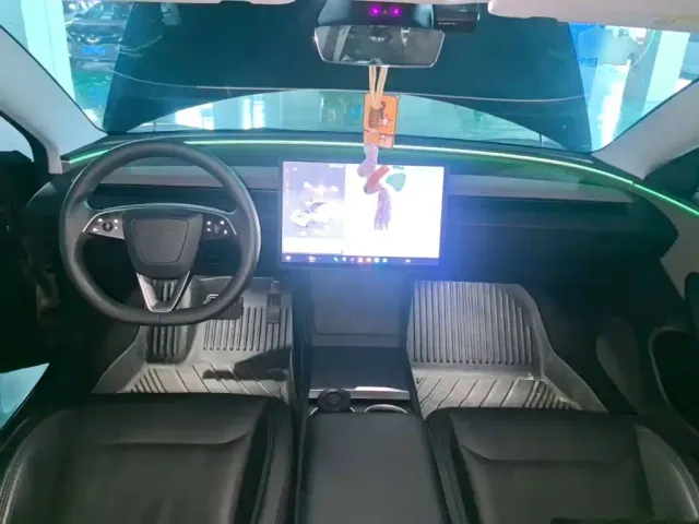 Tesla Model 3 — Фото автомобиля 2