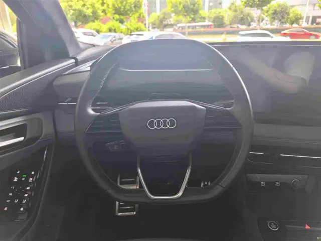 Audi Q6L e-tron — Фото автомобиля 13