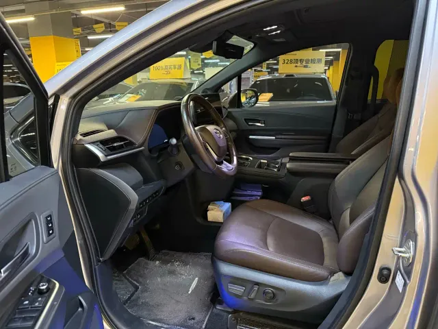 Toyota Sienna — Фото автомобиля 2