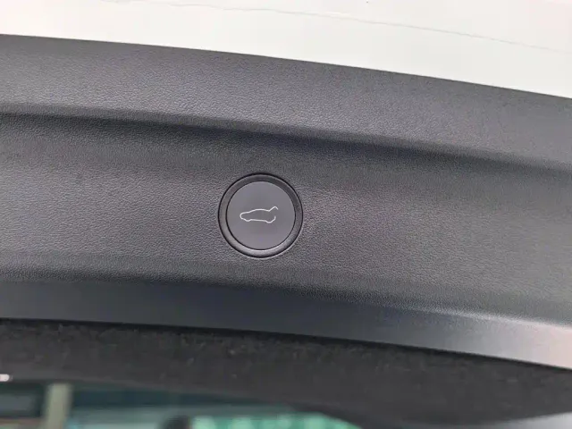 Tesla Model Y — Фото автомобиля 16