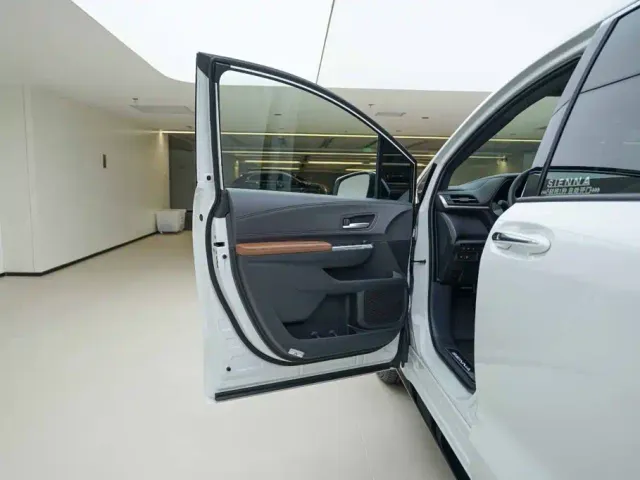 Toyota Sienna — Фото автомобиля 16
