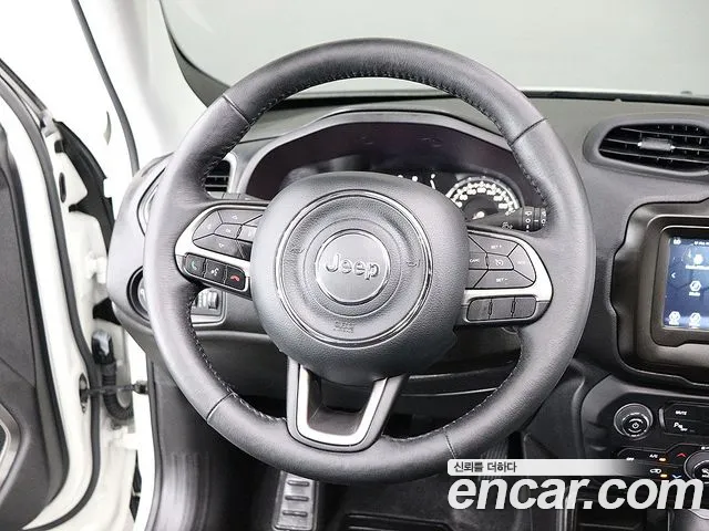 Jeep Renegade — Фото автомобиля 16