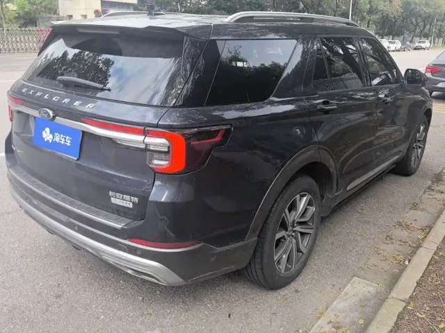 Ford Explorer — Фото автомобиля 3