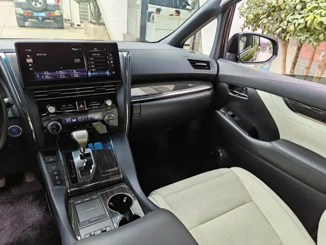 Lexus LM — Фото автомобиля 11