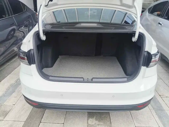 Volkswagen Lavida 2023 XRUI 1.5L Manual New Comfort Edition — Фото автомобиля 5