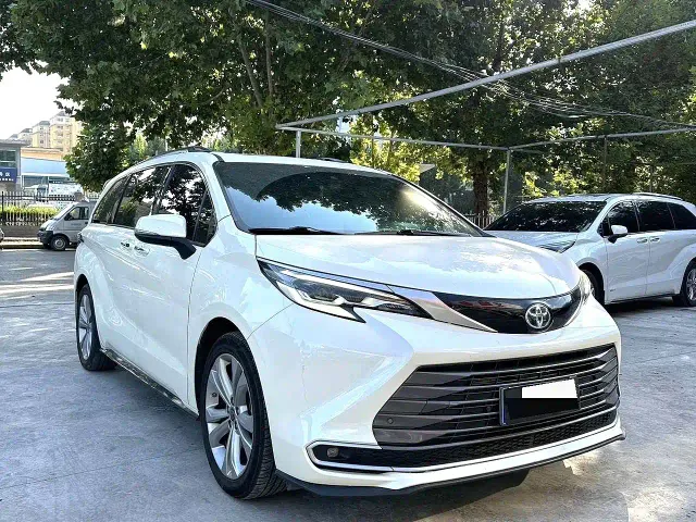 Toyota Sienna — Фото автомобиля 2