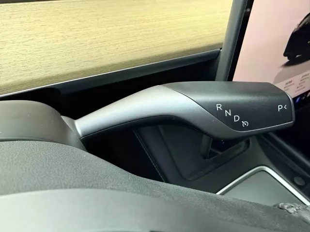 Tesla Model Y — Фото автомобиля 17