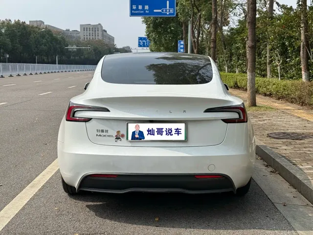 Tesla Model 3 — Фото автомобиля 5