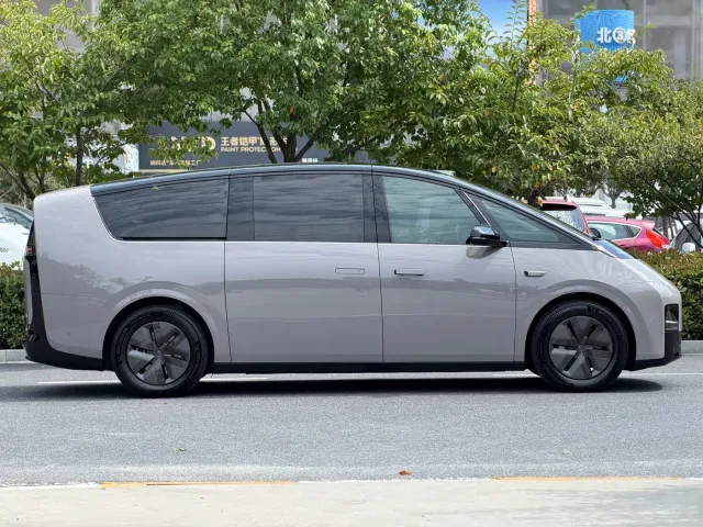 Li Auto MEGA — Фото автомобиля 17