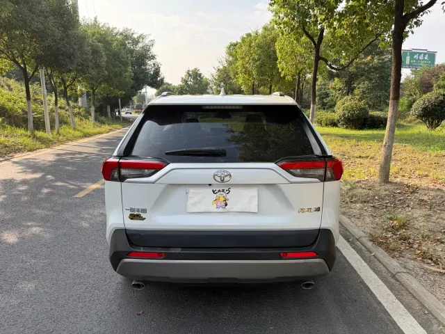 Toyota RAV4 — Фото автомобиля 12