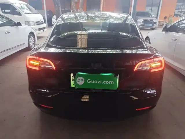 Tesla Model 3 — Фото автомобиля 5