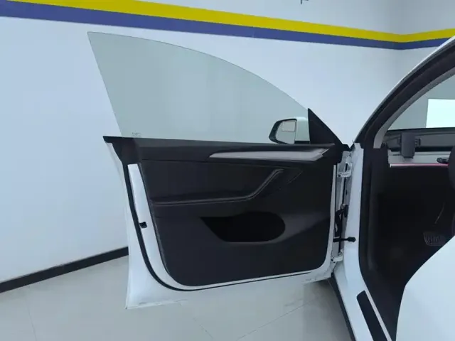 Tesla Model Y — Фото автомобиля 7