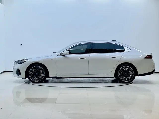BMW 5 Series — Фото автомобиля 3