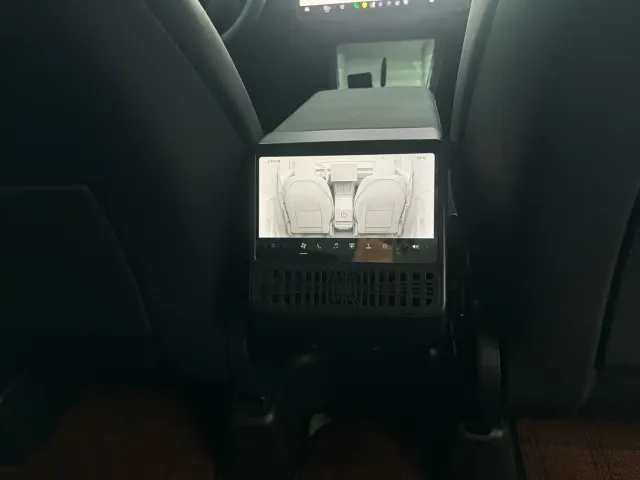 Tesla Model Y — Фото автомобиля 18