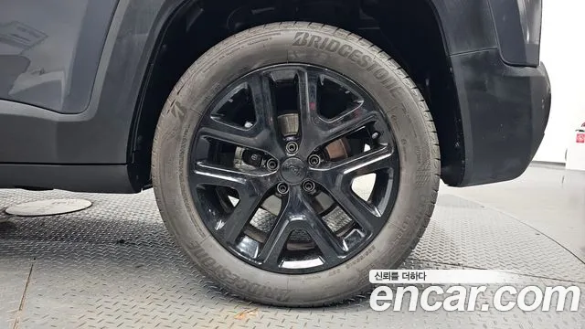 Jeep Renegade — Фото автомобиля 17