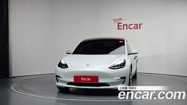 Tesla Model 3 — Фото автомобиля 3