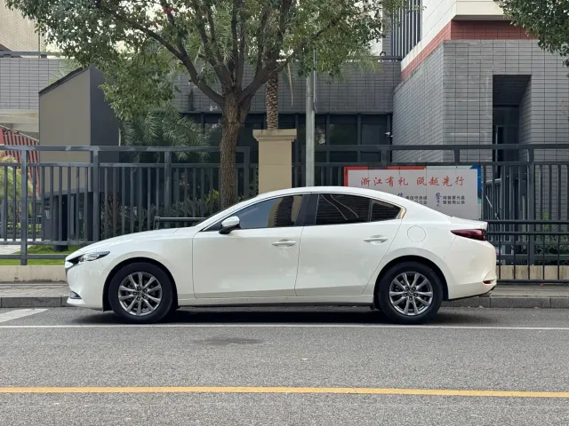 Mazda Axela — Фото автомобиля 10