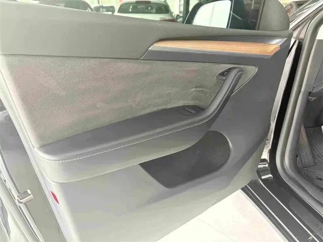 Tesla Model Y — Фото автомобиля 8