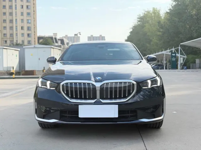 BMW 5 Series — Фото автомобиля 2