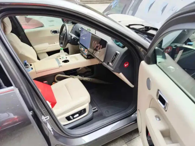 Li Auto L8 — Фото автомобиля 13