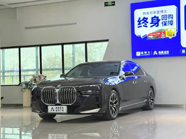Фотография автомобиля — BMW i7