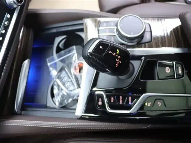 BMW 5 Series — Фото автомобиля 10